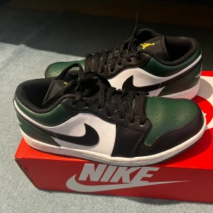 Air Jordan 1 low - Har använt ett par gånger, har renats. Funkar för både män samt kvinnor 