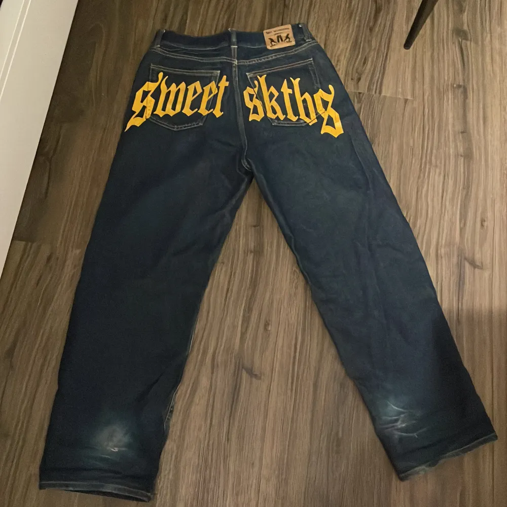 Säljer nu mina sweet byxor då de åldrig kommer till användning. Har två små håll så då drar jag ner lite på priset . Jeans & Byxor.