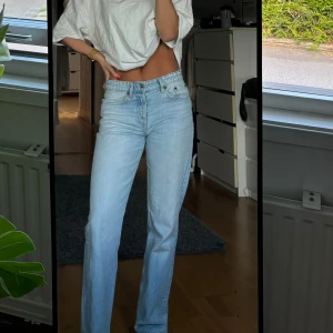 Blå jeans - Snygga mid/Low jeans från zara i storlek 36! Perfekt längd på mig som är 168 cm. 