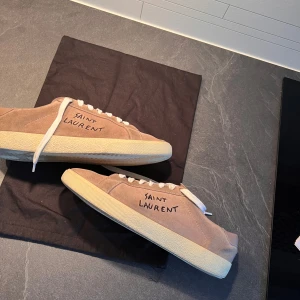 Saint laurent skor - Säljer nu dessa sjukt snygga saint laurent sl06 skor. Skorna är storlek 42 eu men är lite större i storleken. Skorna är i superskick bortsätt från slitage baktil i sulorna därav de låga priset. Ny pris 7000kr mitt pris 2399kr. Dustbag ingår✅. 