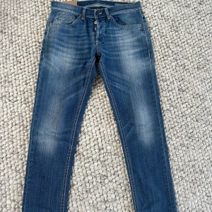 Dondup George jeans - ett par riktigt schyssta dondup jeans i modellen george i strlk W33! är i nyskick och passar dig bäst som är kring 177cm lång!  hör av er vid intresse!🙌🏽🙌🏽