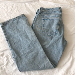 Lågmidjadejeans  - Lågmidjadejeans i bra skick från weekday i modellen arrow 