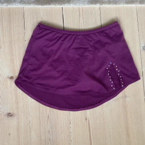 Mörklila karisma kjol - Använt några gånger, bra skick, liten i storleken