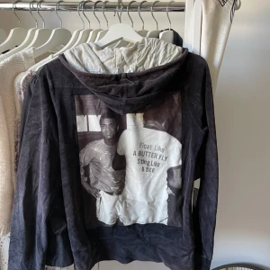 Limitato tröja  - Säljer en väldigt sällsynt limitato tröja med mohammed ali på ryggen, tröjan är lite solblekt men annars i bra skick. Tröjan är i storlek xs. 