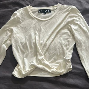  tröja  - en tröja som är lite för liten för mig annars är den fin.  