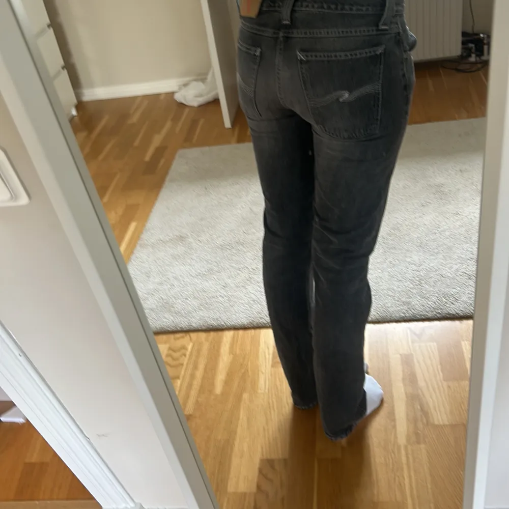 Säljer dessa gråa nudie jeans passar på xs-s. Säljer dem då de inte kommer till andvändning.. Jeans & Byxor.