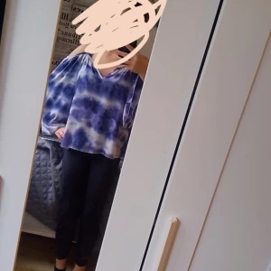 Blå och vit blus med batikmönster - Säljer en superfin blå och vit blus med batikmönster. Den har långa ärmar och en lös passform, perfekt för en avslappnad stil. Blusen är offshoulder med tunna axelband, vilket ger en snygg och luftig känsla.