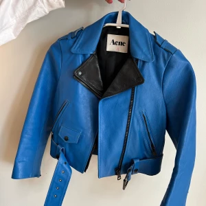 Acne jacka  - Otroligt sample från Acne i storlek 36. Croppat i sin fit med kropade ärmar. Mycket sparsamt använd och ”ej inbruten läder”, som ny! Finns någon prick här och där som visar spår av användning men dessa är så gott som omärkbara! 