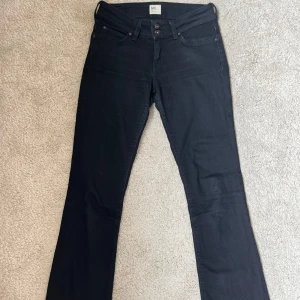 Lee lågmidjade jeans - Lågmidjade Jeans, ganska boot cut, säljer pga är för korta för mig så kan inte ha dem mer ( jag är 175 ) men hon på bilden, som har på sig jeansen är 158. Dem är i fint skick, har bara använt ett par få gånger. Frakten ingår, kom privat för mer info🩷