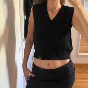 Stickad väst - Stickad svart/grå väst från shein i storlek M. Använd ett par gånger men i bra skick! 40 kr för båda!