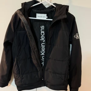 Ck jacka  - En tvär fet Calvin klien jacka som är i 9/10 skick som jag vill sälja eftersom att den är förliten för mig, ställ gärna om ni har några frågor!, pris kan diskuteras 
