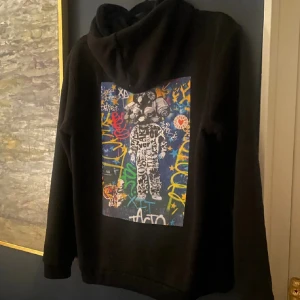Hoodie - Lånade bilder!! En jättesnygg svart hoodie med tryck på ryggen ifrån the cool elephant, säljer då den börjar bli för liten för mig❤️‍🔥