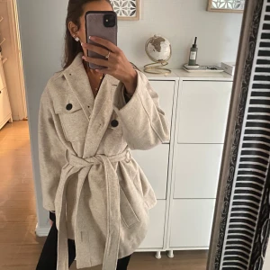 Nelly kappa - Säljer denna as snygga kappan från Nelly. Det är i petite collection , storlek :34 men passar från 32-36 , beroende på hur man vill att den ska sitta. I bra skick💕🎀