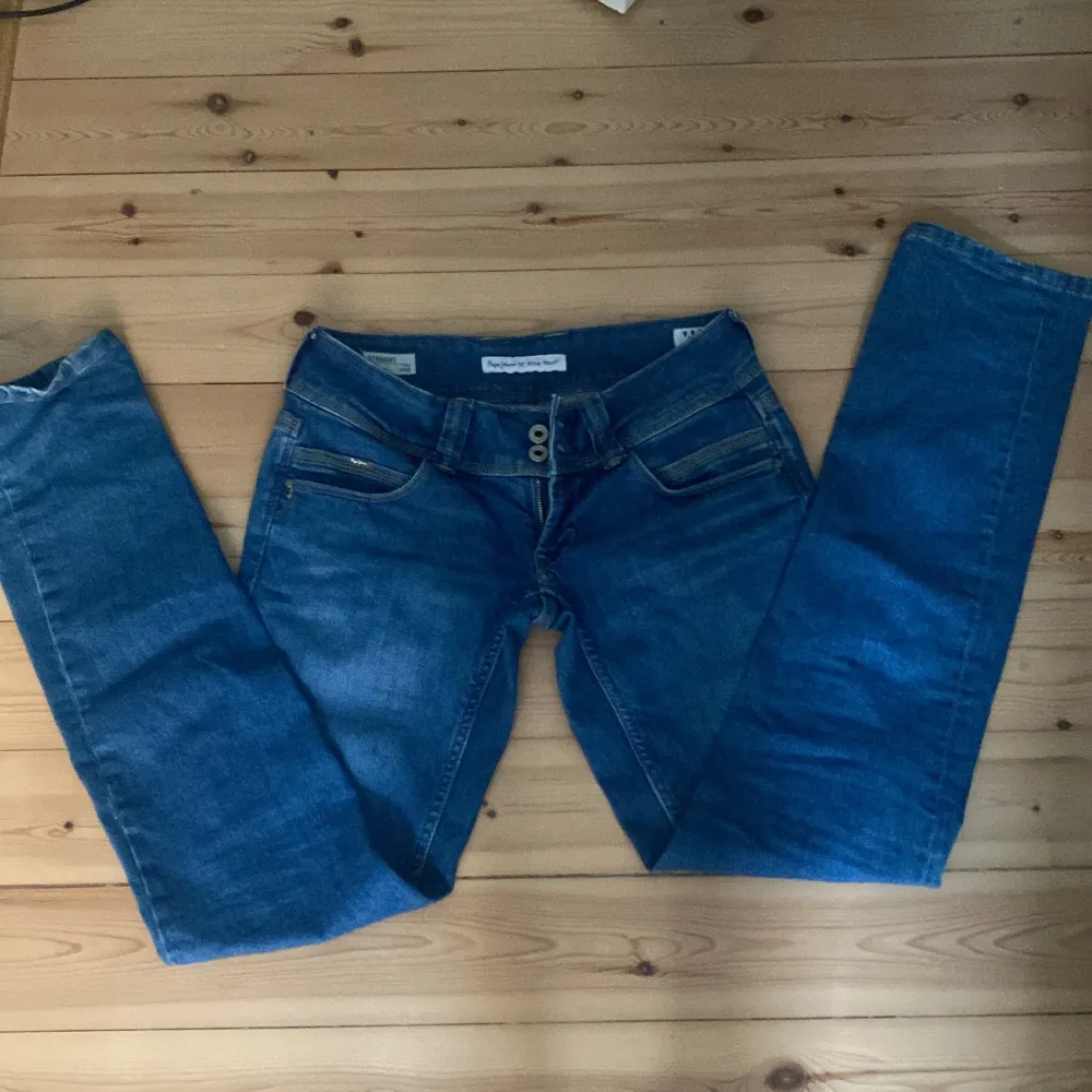 Low waist jeans jätte fina på stolek S. Jeans & Byxor.