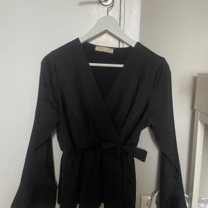 Blus - Svart blus från missäy Frakt tillkommer