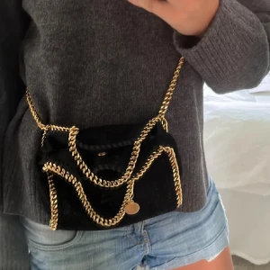 Stella Macartney väska - Intressekoll på min älskade Stella väska!🩷 inget täcken på användning förutom en fläck inuti väskan! Säljer bara vid bra bud💞öppen för byten oxå! Skriv för blev bilder eller frågor😇