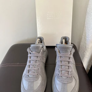 Maison margiela skor - Maison margielas  Ett par stilrena maison margielas i en grå färg som är väldigt unik | skick: 10/10 | ny pris: 6499kr, mitt pris: 3699kr | äkta ✅ | medföljer: box | priset kan sänkas ganska mycket 💸| de är bara att fråga på |  Mvh Wille 