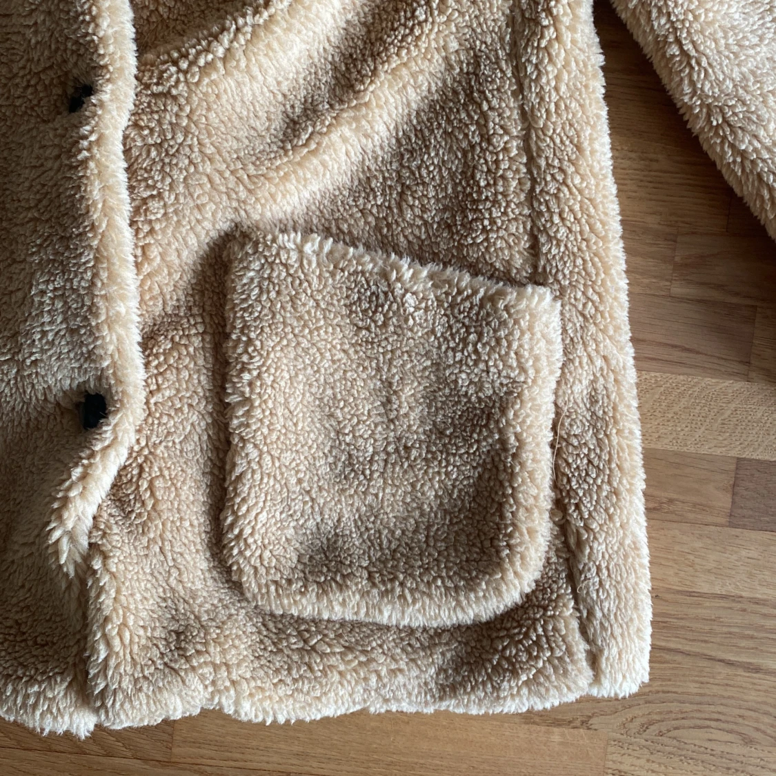 Beige teddybjörn jacka med fickor och knappar - 91