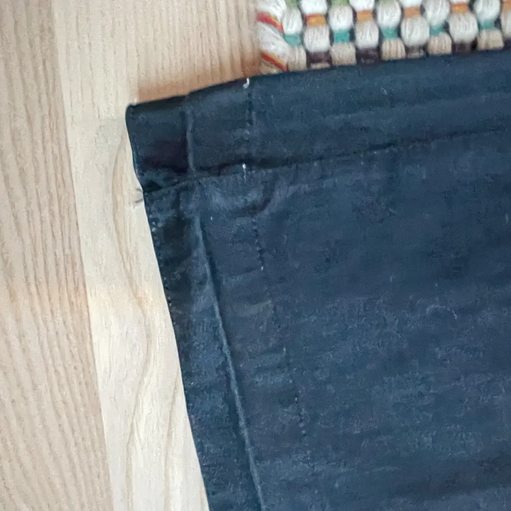 Lågmidjade utsvängda mörkblå jeans i storlek xs-s. Midjemått rakt över: 35,5 cm. Innerbenslängden: 76 cm. Köpta på vinted men passar ej. Bra skick men uppsprettad sömm längst ner på byxbenen.. Jeans & Byxor.