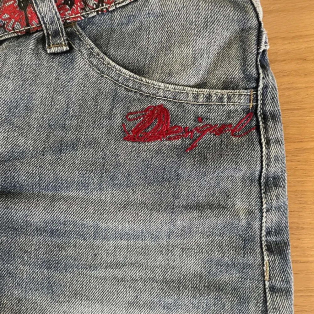 Supersnygg asymmetrisk jeanskjol från Desigual. Storlek XS men skulle säga att det passar S också. . Kjolar.