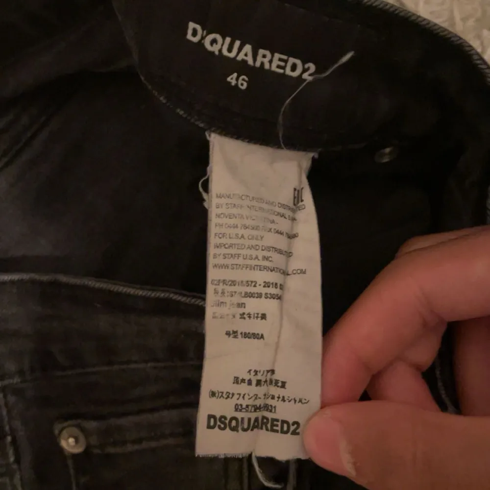 Fina jeans till salu passformen ör slim fit/skinny jeansen har lite slitningar som jag skulle säga e riktigt snyggt kom privat för mer info eller annat . Jeans & Byxor.