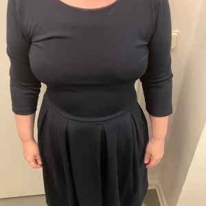 Mörkblå klänning med trekvartsärm - Säljer en mörk blå klänning med trekvartsärm. Klänningen har en rund halsringning och en fin passform som framhäver figuren. Från Holly&whyte i Stl M. Kan gå ner i pris, skriv för följd frågor!🩵