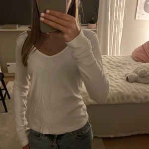 Vit långärmad  - Vit jätte fin långärmad som inte kommer till användning. Vid snabbt köp kan jag sälja för 80😊 Tryck gärna köp nu💓