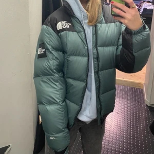 The North Face jacka  - Säljer min North Face dunjacka Lhotse i grön/svart i urban blockstil. Lhotse jackan är vattentät och vindtät, samt isolerad med gåsdun. Väldigt fint skick. Nypris, 3800 kr  Skicka om du vill ha fler bilder!🥰 