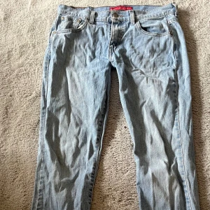 Lågmidjade bootcut jeans - Snygga lågmidjade Levis jeans köpa i Paris ⭐️med stjärndetaljer på baksidan. De är omsydda för att vara mer lågmidjade men det är inget som syns 🩷fråga om måtten så du är säker på att de passar 
