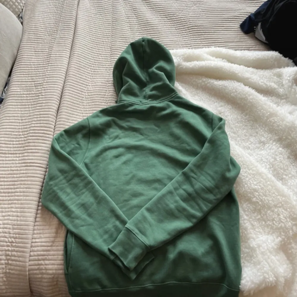 Använd 2 gånger, skick är 10/10, Ingen prislapp. Kan sänka priset vid snabb affär!. Hoodies.