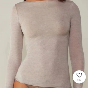 beige intimissmi  - säljer denna fina intimissmi tröja. skriv för egna bilder. använd va 5 ggr. köpt här på Plick för 340kr. knappt några defekter typ nåt litet hål på under armen. 