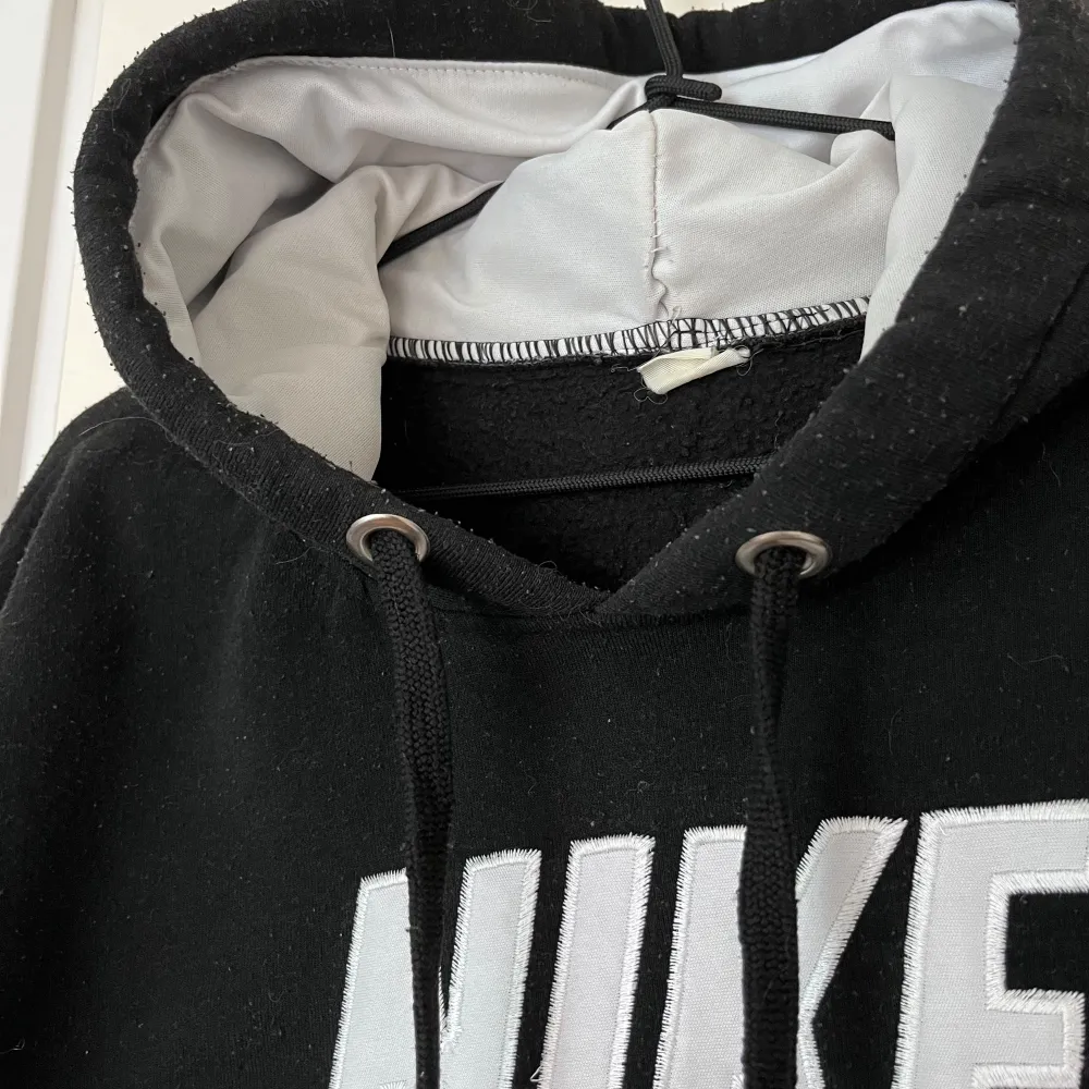 Köpt på second hand, välanvänd och nopprig men i gott skick. Hoodies.