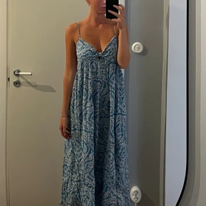 Sommarklänning - Superfin sommarklänning från Zara! Använd 1 gång 💙