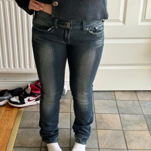 Lågmidjade jeans - Ett par lågmidjade byxor köpta secondhand säljer pga att de är för tajta i låren. Jag är 158 och de är nån cm för långa skriv privat för fler bilder☺️