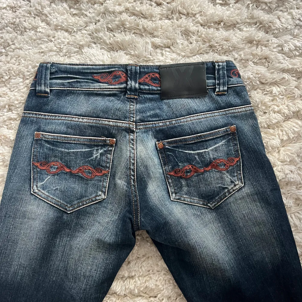 as snygga lågmidjade bootcut jeans dock lite för små för mig💕storlek 26 men skulle säga att dom e större än så . Jeans & Byxor.