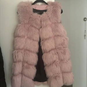Rosa väst i fuskpäls - Rosa väst i fuskpäls, aldrig använd. Originalpris 900 kr.