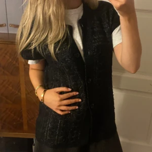 Ursnygg väst - Super fin väst, i storlek S men passar både M och Xs. Köpt här på Plick. Super fin och perfekt till hösten!! ☺️💓