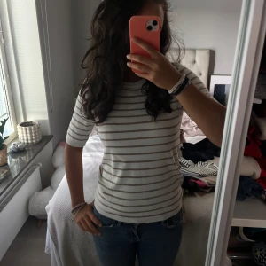 Vit beige randig tröja❤️ - Randig tröja som är jätte skön och är från KAFFE i st xs!❤️sälj pga att jag inte använder den längre❤️