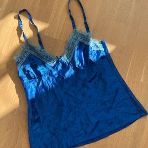 Vintage Spetstopp - Superfin topp som är köpt på en vintage butik i Amsterdam 💙 toppen är i storlek M men passar även en S. Skicka dm vid intresse 🥰 