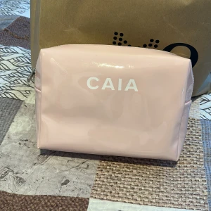 CAIA fits all pink bag - Supersöta sminkväskan från CAIA i färgen rosa. Köpte den inför en resa, och använde den endast i en vecka. Nypris 265kr❤️