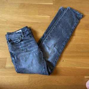 Levis 511 - Sljer mina levis 511 strl W 28 och L 32, passar dig kring 176 å sitter lite mer slimmat än straight fit. Snygg fade på de med slitnibgar lite här och var! Pris går att diskuteras 