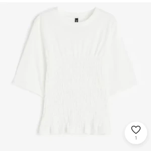 Superfin topp - Säljer denna super snygga toppen från hm eftersom jag rensar garderoben! Passar till allt 🙏! Finns i SVART och VIT! En för 220kr eller två för 400kr? Pris kan absolut diskuteras! ❤️