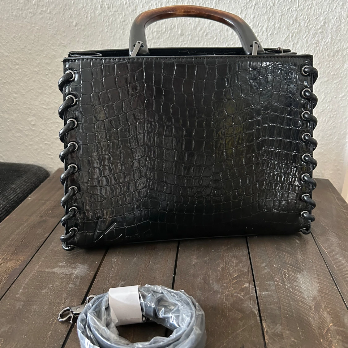Svart handväska med krokodilmönster - 90
