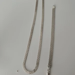 Silver länk sett - Halsband och armband i samma länk typ. Vitt silver 925 otroligt smickrande och i nytt skick (oanvänt). Halsband 50-55, armband 17-18
