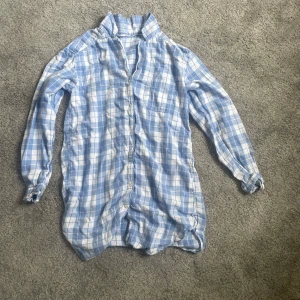 Söt rutig pyjamas från Lindex - Pyjamasen är i stolek s vilket är sann till stoleken, skulle även säga att den passar xs. 