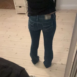 Lågmidjade jeans  - Snygga lågmidjade jeans  Midjemått: 37 cm stretch 40 Innerbenslängd: ca 83 Lite långa på mig som är 166❤️ skriv vid frågor eller funderingar 