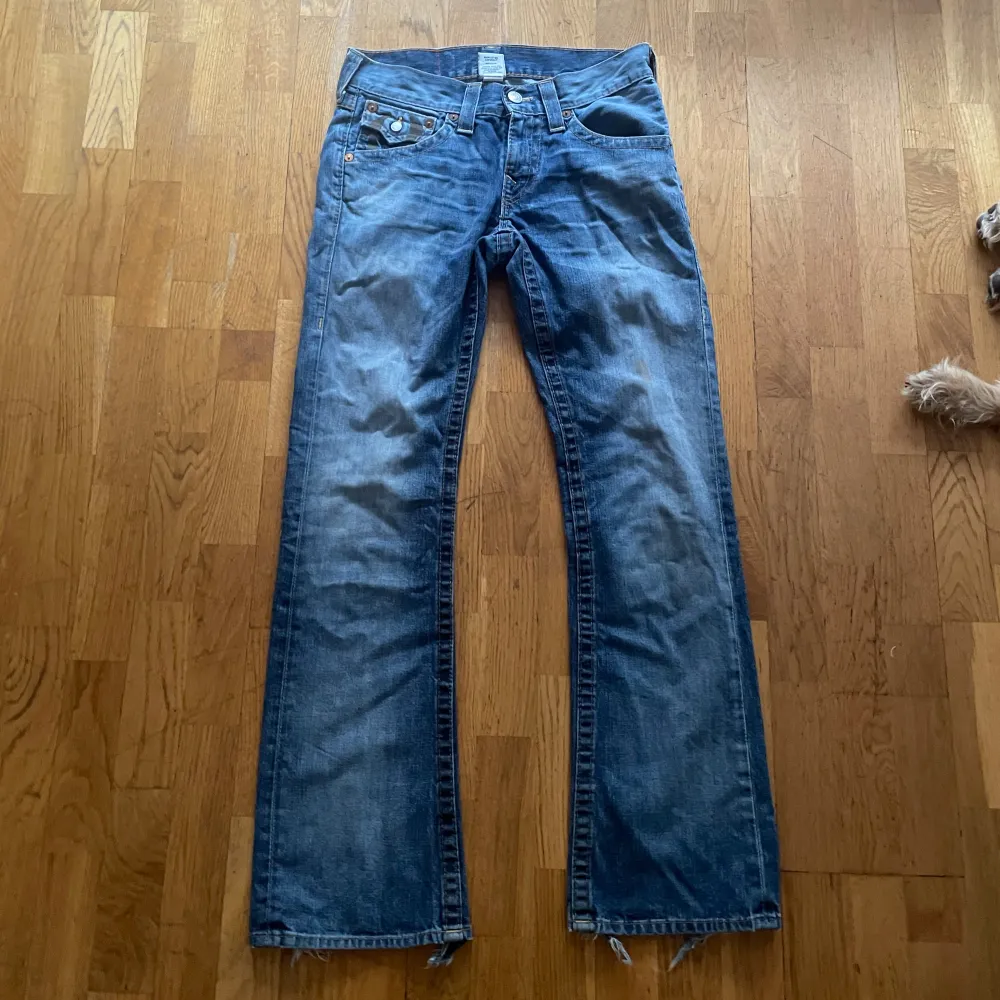 Säljer dessa baggy/flare true religion jeansen pga att jag inte sndvönder dem. Dem är i hyvsatt bra skick förutom att de har en liten fläck på knäet men ingen som syns så mycket!💘. Jeans & Byxor.