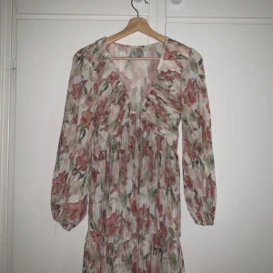 Klänning  - Helt oanvänd blommklänning