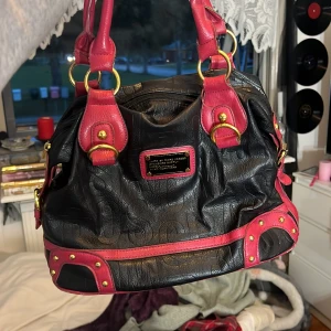 vintage väska - säljer denna vintage Marc Jacobs väskan som är perfekt för både i skolan och på fritiden!! ❤️ Högsta bud får den 💋 Pris kan diskuteras 🫶