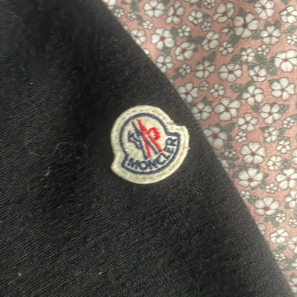 Moncler jacka super bra skick inga defekter🥰 köpt i butiken st m och finns äktenhetsbevis . Jackor.